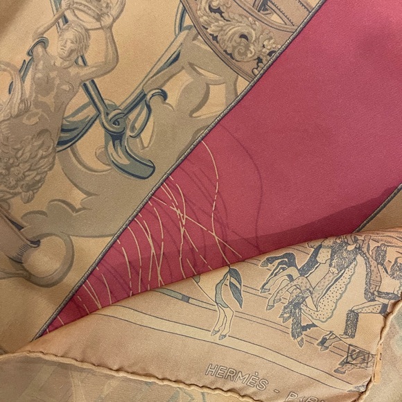 Hermès 90x90 silk scarf with 5 classic heritage patterns combined. - Picture 5 of 7